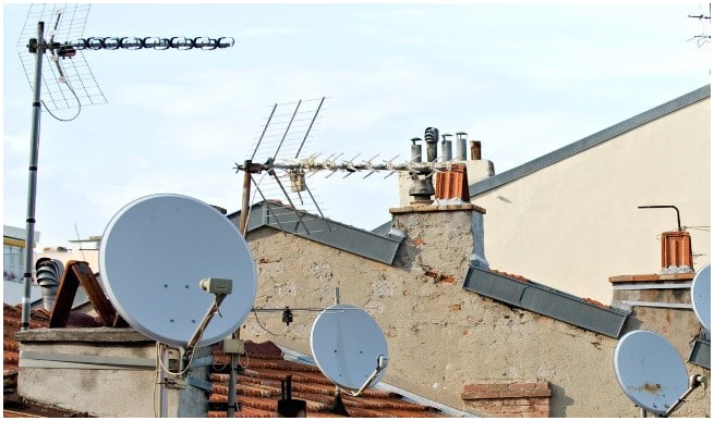 Antennes satellite sur les toits